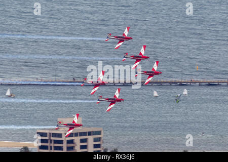 Royal Australian Air Force (RAAF) Roulette formazione aerobatic team di visualizzazione eseguire una visualizzazione aerea in Pilatus PC-9un velivolo da addestramento. Foto Stock