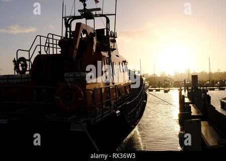 Severn classe Yarmouth RNLI scialuppa di salvataggio ormeggiato a Yarmouth Marina sull'Isola di Wight, Regno Unito. Foto Stock