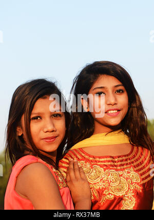 Le ragazze del Bangladesh vestito in variopinti costumi tradizionali. Foto Stock