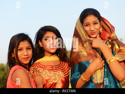 Le ragazze del Bangladesh vestito in variopinti costumi tradizionali. Foto Stock