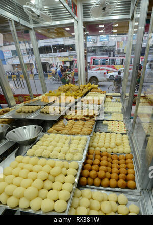 Bengali dolci in un negozio di dolci a Dhaka, nel Bangladesh. Foto Stock