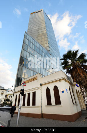 La banca Beinleumi sia in un edificio storico e di un moderno grattacielo. Foto Stock