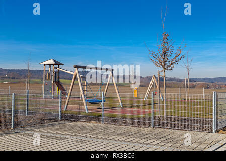 Parco giochi recintato accanto a un kindergarten Foto Stock