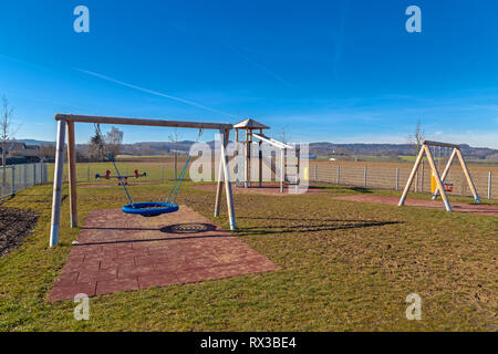 Parco giochi recintato accanto a un kindergarten Foto Stock