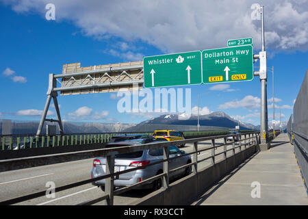 Circolazione su Ironworkers Memorial Bridge in Vancouver, BC, Canada. Autostrada Northbound 1 Bridge crossing di North Vancouver. Foto Stock