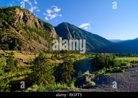 Presto la sera la luce illumina il fiume Similkameen Valley, vicino a Keremeos, British Columbia, Canada Foto Stock