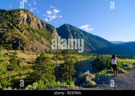 Giovani donne appare come prima serata la luce illumina il fiume Similkameen Valley, vicino a Keremeos, British Columbia, Canada - MR 1 Foto Stock