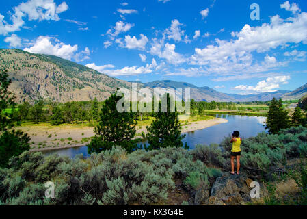 Donne prende le foto lungo il fiume Similkameen nei pressi di Cawston, British Columbia, Canada - MR1 Foto Stock