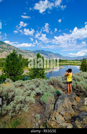 Donne prende le foto lungo il fiume Similkameen nei pressi di Cawston, British Columbia, Canada - MR1 Foto Stock