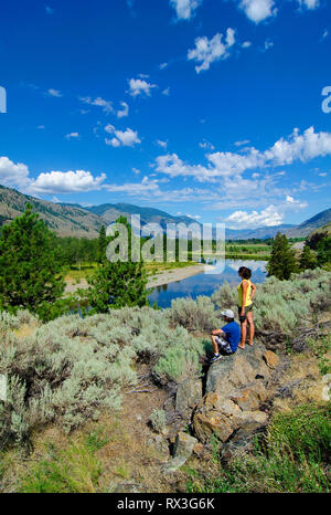 Donna e uomo di scattare foto lungo il fiume Similkameen nei pressi di Cawston, British Columbia, Canada - MR1 e ritratto di auto Foto Stock