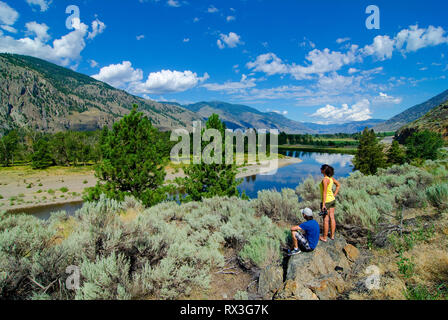 Donna e uomo di scattare foto lungo il fiume Similkameen nei pressi di Cawston, British Columbia, Canada - MR1 e ritratto di auto Foto Stock