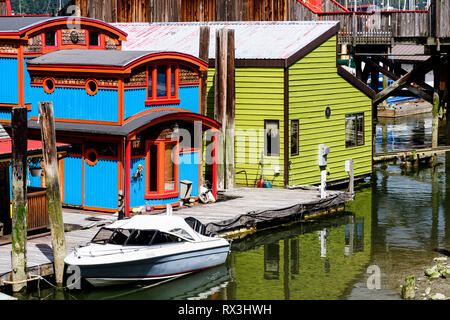 Una barca e case galleggianti in Cowichan Bay, British Columbia. Foto Stock