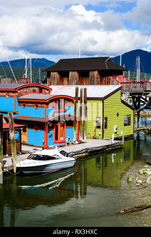 Una barca e case galleggianti in Cowichan Bay, British Columbia Foto Stock