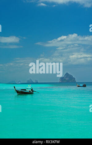 Barche ancorate off Ko Kraden, Trang Provincia, Thailandia Foto Stock