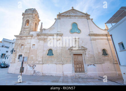 Monopoli, Puglia, Italia - La Chiesa cattolica di San Salvatore. La chiesa nella città vecchia. Una regione della Puglia Foto Stock