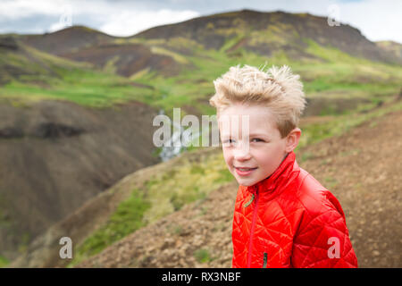 Ragazzo in vacanza in Islanda pause durante le escursioni attraverso la valle Foto Stock