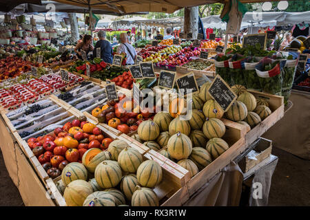 Sanary sur Mer - Settembre 2018: Prodotti freschi in vendita nel mercato di Sanary sur Mer, Francia Foto Stock