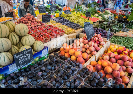 Sanary sur Mer - Settembre 2018: Prodotti freschi in vendita nel mercato di Sanary sur Mer, Francia Foto Stock