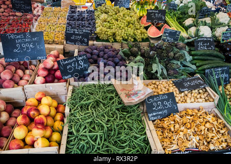 Sanary sur Mer - Settembre 2018: Prodotti freschi in vendita nel mercato di Sanary sur Mer, Francia Foto Stock