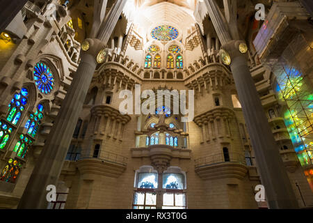 L'incredibile atrio interno di Antonio alla Sagrada Familia di Gaudi a Barcellona, Spagna. Foto Stock