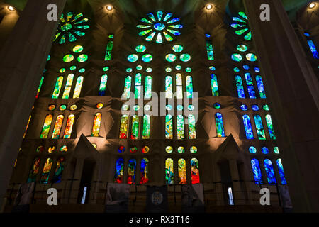 L'incredibile atrio interno e le vetrate di Antonio alla Sagrada Familia di Gaudi a Barcellona, Spagna. Foto Stock