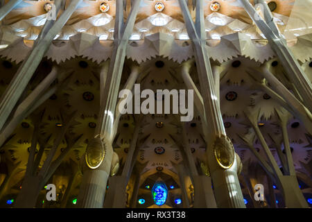 L'incredibile atrio interno di Antonio alla Sagrada Familia di Gaudi a Barcellona, Spagna. Foto Stock