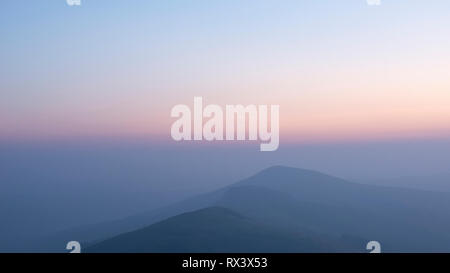 Bellissima alba invernale immagine di panorama di grande rilievo in Peak District in Inghilterra con nebbia appeso intorno ai picchi Foto Stock