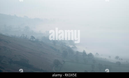 Bellissima alba invernale paesaggio immagine della speranza nella valle del picco Distrit in Inghilterra w Foto Stock