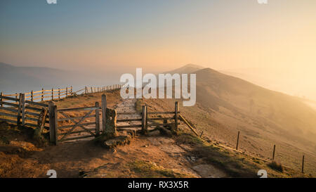 Bellissima alba invernale immagine di panorama di grande rilievo in Peak District in Inghilterra con nebbia appeso intorno ai picchi Foto Stock