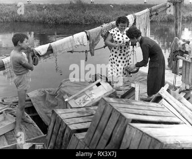 L'Italia, canale di brenta, la spesa da fare sulla barca ortolano, 1957 Foto Stock