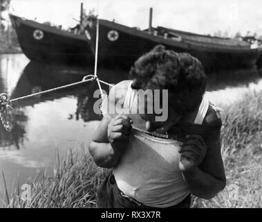 L'Italia, canale di brenta, l uomo il traino di una imbarcazione, 1957 Foto Stock