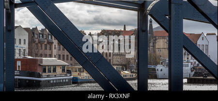 Il Victoria Swing Bridge Leith Edinburgh, in ferro battuto, era uno dei più grandi ponti mobili in ferro battuto che trasportavano sia la ferrovia che la strada nel 1874 Foto Stock