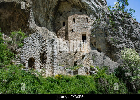 Lagovestenje è un vecchio e abbandonato monastero ortodosso, costruito xiv secolo nel clifside e nascoste in grotte oscure su ripide rocce,vicino alla foresta. Foto Stock