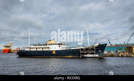 Una nave in riparazione ormeggiata presso il porto chiuso di Leith, il porto di Leith è a nord-est di Edimburgo, a 3 miglia dal centro città Foto Stock