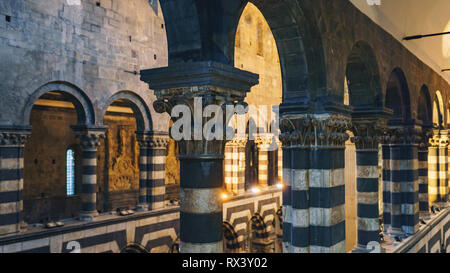 Genova, Italia - 4 Novembre 2018: interno della Cattedrale di San Lorenzo o la Cattedrale di San Lorenzo Foto Stock