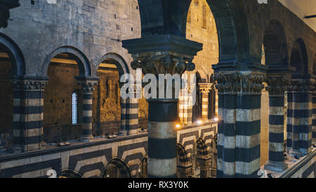 Genova, Italia - 4 Novembre 2018: interno della Cattedrale di San Lorenzo o la Cattedrale di San Lorenzo Foto Stock