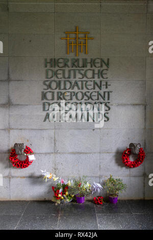 "Hier Ruhen Deutsche Soldaten" (Qui giacciono i soldati tedeschi) iscrizione nell'ingresso dell'edificio, La Cambe il cimitero tedesco, Normandia, Francia. Foto Stock