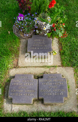 La tomba di marcatori di Michael Wittmann e il suo equipaggio del La Cambe il cimitero tedesco, Normandia, Francia. Foto Stock