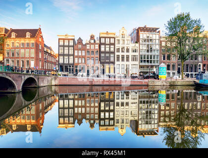 Amsterdam canal Singel con tipiche case olandesi, Olanda, Paesi Bassi. Foto Stock