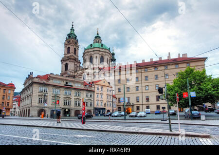 Praga, Repubblica Ceca - 14 Luglio: La Chiesa di San Nicola sul Luglio 14, 2014. Costruito tra il 1704-1755 è descritto come il più impressionante esempio Foto Stock