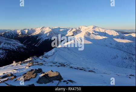 Panorama of thewinter Tatra Mountains with interesting shape of the frozen snow. Silent Valley in Western Tatra Mountains. Foto Stock