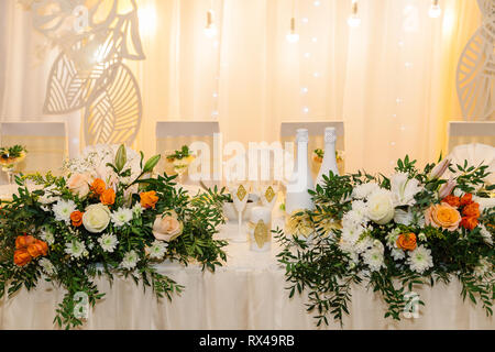 Decorazioni per matrimoni. Tabella per i novelli sposi all'aperto. Ricevimento di nozze. Elegante tavolo nuziale disposizione, la decorazione floreale, ristorante. Nozze in Foto Stock