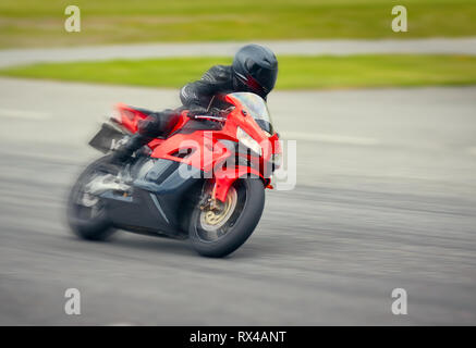 Fast racing moto sulla pista ad alta velocità. Immagine composita con pesanti editing di immagini. Foto Stock