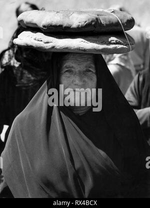 La donna porta pane sulla sua testa, stilo, calabria, Italia 1967 Foto Stock