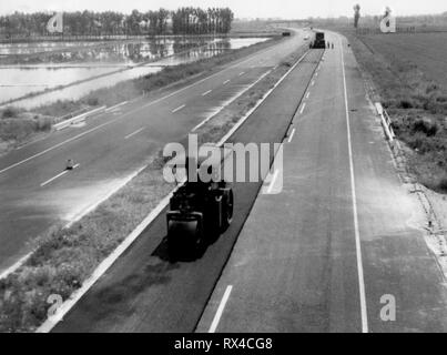 Asfaltatura di autostrada per Bologna, Italia 1959 Foto Stock