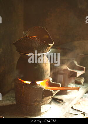 Cucina tradizionale , riso appiccicoso Pentola - l'area di cottura nei locali della casa di villaggio. Nord-est della Thailandia. Foto Stock