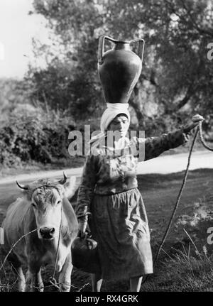 Donna con anfora, calabria, Italia, 1966 Foto Stock