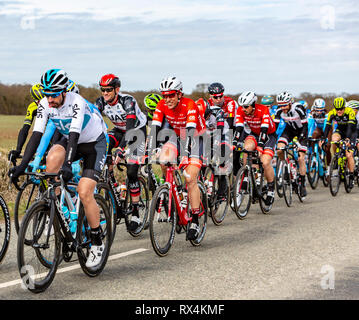 Fains-la-Folie, Francia - 5 Marzo 2018: il ciclista olandese Koen de Kort del Team Trek-Segafredo equitazione in peloton sulla strada di un paese durante le feste di addio al celibato Foto Stock