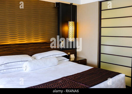 Letto king size nella lussuosa camera d'hotel in Singapore Foto Stock