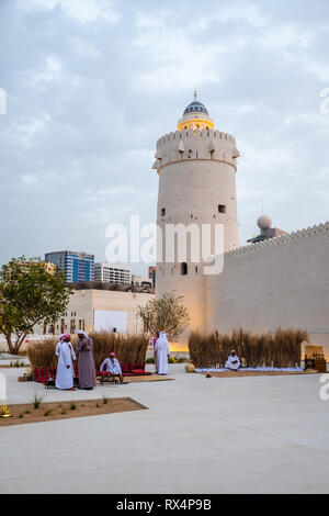 Vista serale di Qasr al Hosn Abu Dhabi è un 250 anni fort, è stata la casa di una famiglia regnante di Abu Dhabi, Emirati arabi uniti Foto Stock